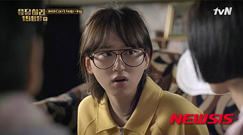 【서울=뉴시스】조인우 기자 = tvN '응답하라 1988'(극본 이우정·연출 신원호)이 방송통신심의위원회의 권고 조치를 받았다. 9일 방통심의위에 따르면, '응답하라 1988'에서 '성보라'(류혜영)의 흡연 장면이 소위원회 안건으로 상정됐다. 방통심의위는 모자이크 등 후속 처리 없이 흡연 장면을 방송한 것을 심의 위반이라고 판단, 위원들 만장일치로 권고 처분을 내렸다. 권고는 단순한 행정제재다. 법정제재에 해당하는 중징계와 달리 특별한 불이익은 없다. join@newsis.com