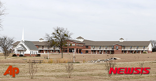 【웩사해치=AP/뉴시스】멕시코를 거쳐 미국에 밀입국하는 나홀로 어린이들의 급증으로 미국 정부는 텍사스와 캘리포니아에 전용 보호소 3곳을 세우기로 했다. 사진은 10일(현지시간) 텍사스주 웩사해치에 있는 나홀로 미국에 입국한 청소년 불법이주민들을 보호하는 시설인 레이크뷰 센터. 2015.12.11&nbsp; 