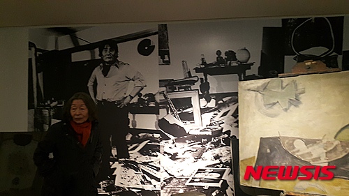 【서울=뉴시스】이병복 여사가 권옥연 화백의 작업실을 재현해 전시장에 선보인다.