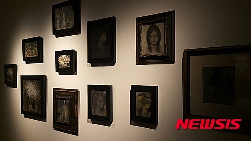 【서울=뉴시스 청회색, 암갈색의 소녀, 여인상 소품들이 전시장에 걸렸다. 