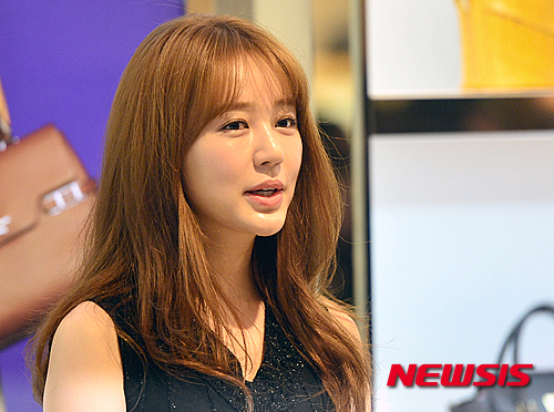 【서울=뉴시스】김동민 기자 = 배우 윤은혜가 11일 오전 서울 중구 소공동 롯데백화점에서 열린 포토행사에 참가해 사과의 말을 하고 있다.&nbsp; 지난 8월 중국 서바이벌 프로그램에 출연해 표절 논란을 일으킨 후 첫 공식 석상에 선 윤은혜는 이날 취재진에게 “논란을 일으켜 죄송합니다”라고 밝혔다. 2015.12.11.&nbsp; life@newsis.com