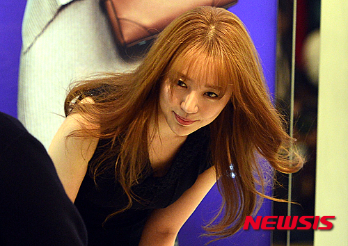 【서울=뉴시스】김동민 기자 = 배우 윤은혜가 11일 오전 서울 중구 소공동 롯데백화점에서 열린 포토행사에 참가해 인사를 하고 있다.&nbsp; 지난 8월 중국 서바이벌 프로그램에 출연해 표절 논란을 일으킨 후 첫 공식 석상에 선 윤은혜는 이날 취재진에게 “논란을 일으켜 죄송합니다”라고 밝혔다. 2015.12.11.&nbsp; life@newsis.com