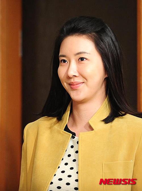 【서울=뉴시스】신효령 기자 = 프로포폴 불법투약 혐의로 방송활동을 중단한 탤런트 장미인애(31)가 3년 만에 복귀한다.&nbsp; 연예계 관계자는 "장미인애가 지난 10월 배우 전문 매니지먼트사인 풀잎이엔앰과 전속계약을 맺었다"며 "내년부터 본격적으로 활동을 재개할 계획이다. 방송활동에 전념하기 위해 최근 자신이 운영하던 쇼핑몰도 접었다"고 밝혔다.&nbsp; 앞서 장미인애는 자신의 이름을 영문으로 옮긴 '로즈인러브(Rose in Love)' 패션 브랜드를 론칭하며 온라인 쇼핑몰을 개설했다. 하지만 이 온라인 사이트에서 기성복에 비해 상당히 높은 가격의 옷들을 선보이면서 여론의 질타를 받았다. 당시 그녀는 맞춤형 주문생산(order made) 제품이라고 해명했다.&nbsp; 풀잎이엔앰에는 서인석(66), 이재은(35), 박재민(32) 등이 소속돼 있다.&nbsp; 장미인애는 2003년 MBC TV 시트콤 '논스톱 4'로 데뷔했다. 영화 '90분'(2012)과 드라마 '행복한 여자'(2006) '소울메이트'(2006) '크라임 시즌2'(2008) TV소설 '복희 누나'(2012) '보고싶다'(2012) 등에 출연했다.&nbsp; 2012년 MBC 수목극 '보고싶다' 이후 프로포폴 법정공방이 이어지면서 연예활동을 잠정 중단했다.&nbsp; 2013년 3월 프로포폴 상습투약 혐의로 불구속 기소된 후 11월 징역 8월 집행유예 2년을 선고받고 자숙해 왔다. 지난해 4월16일 발생한 '세월호' 침몰사고와 관련, 사랑의열매 사회복지공동모금회에 500만원을 기부하기도 했다.&nbsp; snow@newsis.com 