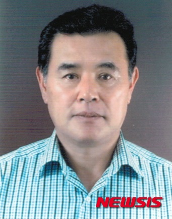 【창원=뉴시스】 홍정명 기자 = 국립 창원대학교 메카융합학과 3학년인 한동수 ㈜신암 대표이사. 지난 10일 창원 풀만호텔에서 열린 ‘제52회 무역의 날 포상식 및 제21회 경남무역인상 시상식’에서 500만불 수출탑과 경남무역인상(수출유공자 도지사상)’을 동시에 수상했다.2015.12.11.(사진=창원대학교 제공) photo@newsis.com