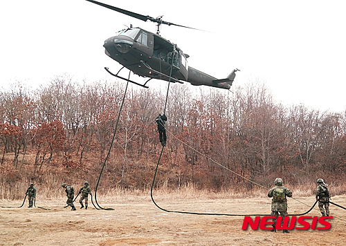 【화천=뉴시스】박혜미 기자 = 육군 27사단 수색대대는 11일 부대인근 야산에서 UH-1H 헬기를 이용해 적지종심작전과 적 탐색·격멸을 위한 '패스트로프 헬기훈련'을 실시하고 있다. 2015.12.11. (사진=육군27사단 제공) photo@newsis.com