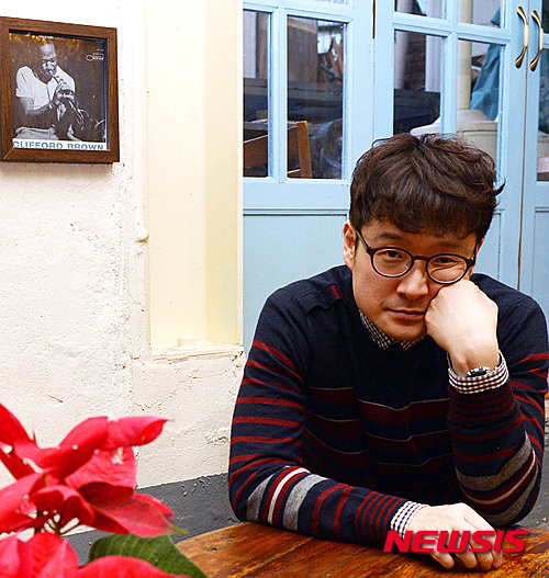 【서울=뉴시스】박주성 기자 = 영화 '대호'의 박훈정 감독이 11일 오후 서울 종로구 삼청동의 한 카페에서 뉴시스와 인터뷰 전 포즈를 취하고 있다. 2015.12.11.&nbsp;&nbsp; park7691@newsis.com 
