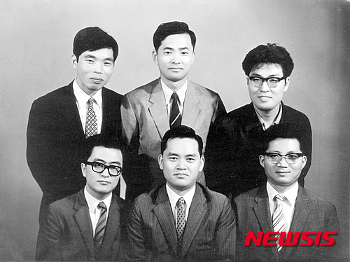 【서울=뉴시스】계간 '문학과지성' 발간 기념사진. 뒤 왼쪽부터 시계방향으로 김치수, 최재유, 김현, 성민경, 황인철, 김병익