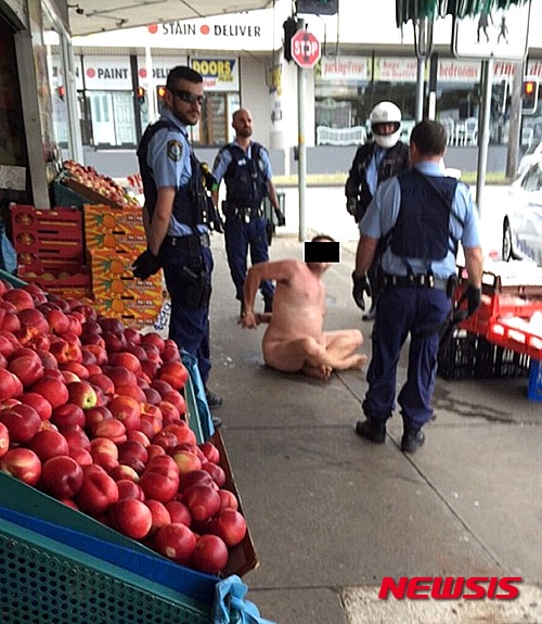 【서울=뉴시스】지난 8일 오전 호주 시드니 남서부에서 자신이 ‘예수’라고 주장하는 40대 남성이 경찰에 체포됐다. 이 남성은 거리에서 벌거벗고 춤을 추다가 경찰 얼굴을 가격한 혐의로 현장에서 붙잡혔으며, 이후 정신병원으로 보내졌다. (사진: 데일리메일 보도 캡처) 2015.12.11.