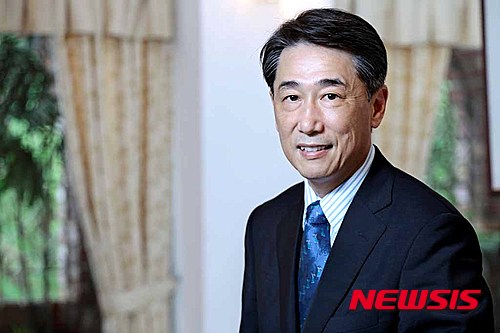 【뉴욕=뉴시스】노창현 특파원 = 유엔의 명연설가 오준 유엔 대사가 생애 첫 출간한 '생각하는 미카를 위하여(오픈하우스)'가 관심을 모으고 있다. 지난해 유엔안전보장이사회에서 북한인권문제와 관련, 감동의 연설로 주목을 받은이후 수많은 젊은이들이 보내온 북한문제와 국가관, 인생관, 앞날에 대한 고민의 문제에 대해 조금이나마 도움이 되고자 지난 3월부터 9개월간 집필했다. 오 대사는 1978년 외교부에 들어가 뉴욕, 말레이시아, 브라질 등에서 근무하고, 다자외교조정관과 싱가포르 주재 대사를 지냈다. 2013년 UN대표부 대사로 부임해 UN에서 한국인으로는 처음 경제사회이사회 의장과 장애인권리협약 의장을 맡고 있다. 2015.12.11. <사진=오준대사 제공>  robin@newsis.com 