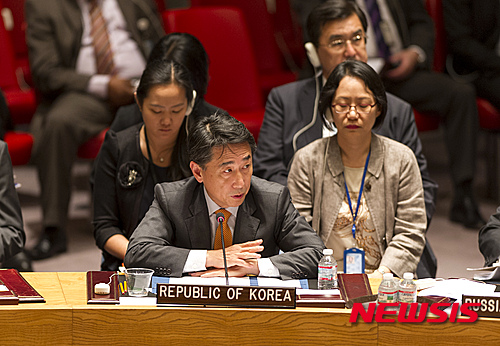 【뉴욕=뉴시스】노창현 특파원 = 유엔의 명연설가 오준 유엔 대사가 생애 첫 출간한 '생각하는 미카를 위하여(오픈하우스)'가 관심을 모으고 있다. 지난해 유엔안전보장이사회에서 북한인권문제와 관련, 감동의 연설로 주목을 받은이후 수많은 젊은이들이 보내온 북한문제와 국가관, 인생관, 앞날에 대한 고민의 문제에 대해 조금이나마 도움이 되고자 지난 3월부터 9개월간 집필했다. 오 대사는 1978년 외교부에 들어가 뉴욕, 말레이시아, 브라질 등에서 근무하고, 다자외교조정관과 싱가포르 주재 대사를 지냈다. 2013년 UN대표부 대사로 부임해 UN에서 한국인으로는 처음 경제사회이사회 의장과 장애인권리협약 의장을 맡고 있다. 2015.12.11. <사진=유엔본부 제공>  robin@newsis.com 