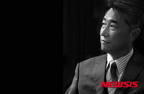 【뉴욕=뉴시스】노창현 특파원 = 유엔의 명연설가 오준 유엔 대사가 생애 첫 출간한 '생각하는 미카를 위하여(오픈하우스)'가 관심을 모으고 있다. 지난해 유엔안전보장이사회에서 북한인권문제와 관련, 감동의 연설로 주목을 받은이후 수많은 젊은이들이 보내온 북한문제와 국가관, 인생관, 앞날에 대한 고민의 문제에 대해 조금이나마 도움이 되고자 지난 3월부터 9개월간 집필했다. 오 대사는 1978년 외교부에 들어가 뉴욕, 말레이시아, 브라질 등에서 근무하고, 다자외교조정관과 싱가포르 주재 대사를 지냈다. 2013년 UN대표부 대사로 부임해 UN에서 한국인으로는 처음 경제사회이사회 의장과 장애인권리협약 의장을 맡고 있다. 2015.12.11. <사진=오준대사 제공>  robin@newsis.com 