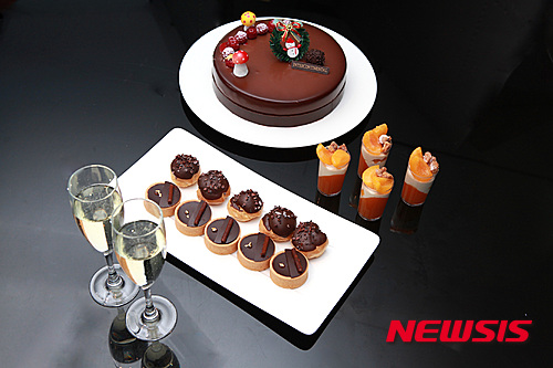 【서울=뉴시스】인터컨티넨탈 서울 코엑스 '스카이라운지'의 '해피 스위트 크리스마스 초콜릿 디저트 뷔페'.
