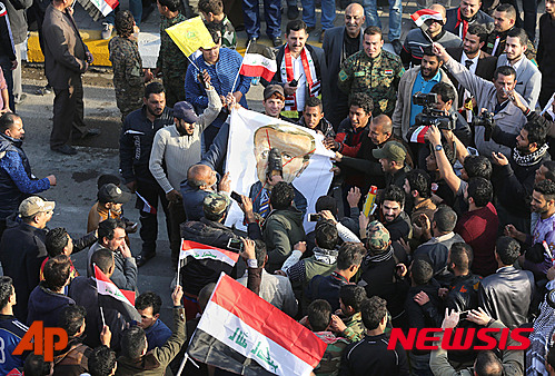 【팔루자=AP/뉴시스】아랍인 10명 중 9명은 수니파 급진 무장단체 이슬람국가(IS)에 대해 부정적인 것으로 아랍조사정책연구센터(ACRPS)가 아랍인 1만8311명을 대상으로 실시한 설문조사에서 나타났다. 사진은 이라크 바그다드에서 시위대들이 터키 군의 철군을 요구하며 레제프 타이이프 에르도안 터키 대통령의 캐리커처를 신발로 짓밟는 모습. 2015.12.23