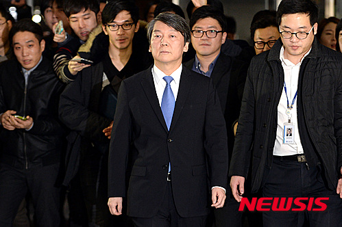 【서울=뉴시스】전신 기자 = 새정치민주연합 안철수 전 공동대표가 13일 서울 여의도 국회 정론관에서 탈당을 선언을 한 후 차량에 탑승하고 있다. 2015.12.13. photo@newsis.com