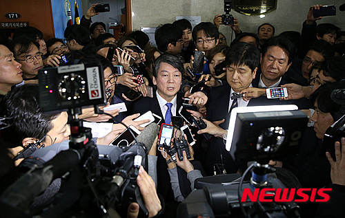 【서울=뉴시스】전신 기자 = 새정치민주연합 안철수 전 공동대표가 13일 서울 여의도 국회 정론관에서 탈당을 선언한 후 취재진의 질문에 답변하고 있다. 2015.12.13. photo1006@newsis.com