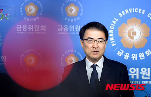 【서울=뉴시스】박진희 기자 = 14일 오전 금융위원회 손병두 금융정책국장이 금융위 기자실에서 '주택담보대출 여신심사 가이드라인과 가계부채 대응방향'을 발표하고 있다. 2015.12.14. pak7130@newsis.com