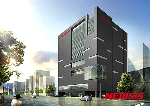 【서울=뉴시스】신효령 기자 = 롯데시네마가 17일 대구시 달서구 상인동에 '롯데시네마 상인'을 오픈한다.&nbsp; 7개관 1276석 규모다. 대구지하철 1호선 상인역에서 걸어서 3분 거리다.&nbsp; 대구 지역 최초로 롯데시네마의 대형스크린 스페셜관인 '수퍼 플렉스'가 설치된다. 약 400석 규모의 수퍼플렉스에는 초대형 스크린(20.3m x 8.9m)과 함께 롯데시네마에서 국내 최초로 도입한 '6P레이저 영사기'과 최신음향시설인 '돌비 애트모스' 시스템도 선보인다.&nbsp; 오픈을 기념해 다양한 이벤트를 연다. 16일 '내부자들' '베테랑' '암살' '미션 임파서블: 로그네이션' 등 총 16편의 무료 시사회가 진행되며, 16~20일 선착순(1일 1000명)으로 팝콘을 무료로 준다.&nbsp; 상인점 개관으로 롯데시네마는 전국 107개 영화관, 743개 상영관을 운영하게 됐다&nbsp; snow@newsis.com