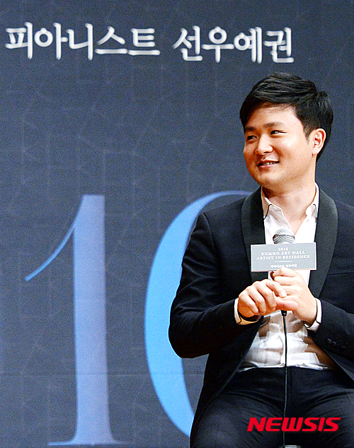 【서울=뉴시스】박주성 기자 = 금호아트홀 2016년 상주음악가로 선정된 피아니스트 선우예권이 15일 오전 서울 금호아트홀에서 기자간담회를 하고 있다.&nbsp;&nbsp; 금호아시아나문화재단은 젊은 클래식 음악가의 발굴과 지원을 위해 지난 2013년부터 상주음악가 제도를 도입해 연중 5~6차례 공연을 기획하고 있으며, 피아니스트 김다솔, 바이올리니스트 박혜윤, 조진주에 이어 선우예권이 네 번째 주인공이다. 2015.12.15. park7691@newsis.com