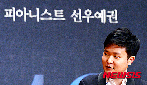 【서울=뉴시스】박주성 기자 = 금호아트홀 2016년 상주음악가로 선정된 피아니스트 선우예권이 15일 오전 서울 금호아트홀에서 기자간담회를 하고 있다.&nbsp;&nbsp; 금호아시아나문화재단은 젊은 클래식 음악가의 발굴과 지원을 위해 지난 2013년부터 상주음악가 제도를 도입해 연중 5~6차례 공연을 기획하고 있으며, 피아니스트 김다솔, 바이올리니스트 박혜윤, 조진주에 이어 선우예권이 네 번째 주인공이다. 2015.12.15. park7691@newsis.com