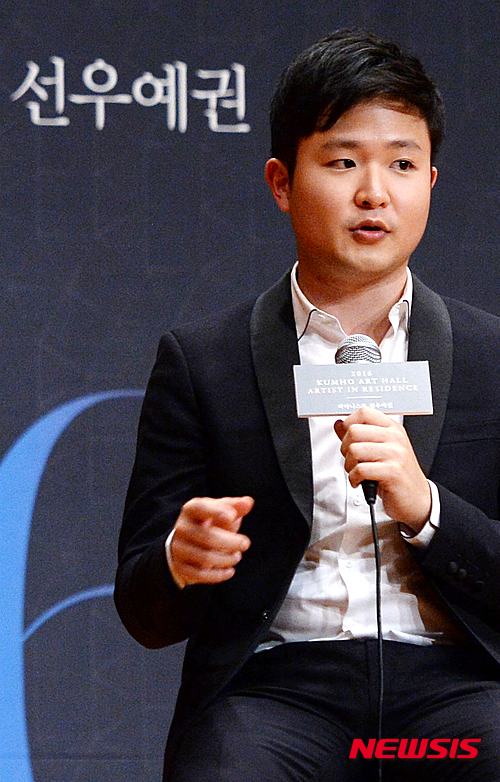 【서울=뉴시스】박주성 기자 = 금호아트홀 2016년 상주음악가로 선정된 피아니스트 선우예권이 15일 오전 서울 금호아트홀에서 기자간담회를 하고 있다.&nbsp;&nbsp; 금호아시아나문화재단은 젊은 클래식 음악가의 발굴과 지원을 위해 지난 2013년부터 상주음악가 제도를 도입해 연중 5~6차례 공연을 기획하고 있으며, 피아니스트 김다솔, 바이올리니스트 박혜윤, 조진주에 이어 선우예권이 네 번째 주인공이다. 2015.12.15. park7691@newsis.com