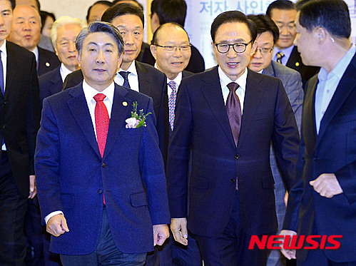 【서울=뉴시스】최동준 기자 = 이명박 전 대통령이 15일 오후 서울 서초구 한 웨딩홀에서 열린 이동관 전 청와대 홍보수석의 출판 기념회에 참석해 이 전 수석과 행사장으로 들어오고 있다. 2015.12.15. photocdj@newsis.com