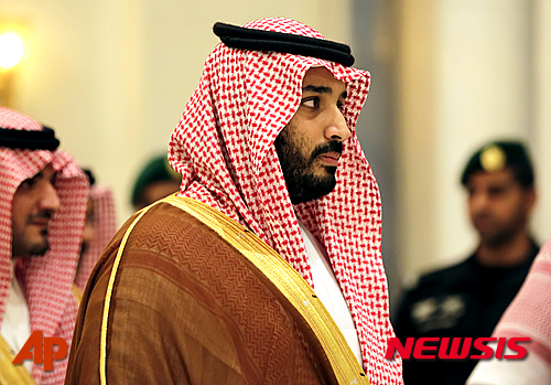 【리야드=AP/뉴시스】모하메드 빈 살만 사우디아라비아 부왕세자가 지난해 11월 11일 리야드에서 열린 '아랍·라틴아메리카 정상회의'에 참석하고 있다. 살만 왕세자는 7일자 이코노미스트 지와의 인터뷰에서 국영 석유회사 아람코의 민영화 계획을 공개했다. 2016.01.08 