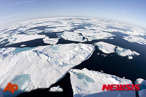 【배핀만=AP/뉴시스】15일(현지시간) 미국 국립해양대기청(NOAA)이 발표한 ‘2015 북극 리포트 카드’에 따르면, 북극 연간 평균기온(2014년 10월~2015년 9월 기온)은 예년보다 1.3℃ 올라 1900년 이후 최고치를 기록했다. 사진은 2008년 7월10일 캐나다 연안경비대 쇄빙선 ‘루이스 S. 생로랑’에서 어안렌즈로 북극권 배핀만 빙하를 바라본 모습. 2015.12.16.