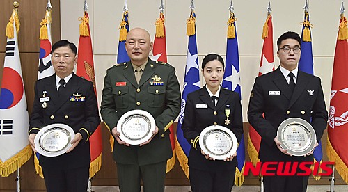 【서울=뉴시스】올해 처음으로 제정된 해군 '명예해군상' 시상식이 16일 정호섭 해군참모총장 주관으로 실시됐다. 명예해군상은 해군의 3대 핵심가치로 제정된 '명예, 헌신, 용기' 분야의 공헌자를 연 1회 표창하는 것이다. 명예해군상 첫 수상자로 사진 왼쪽부터 조귀래 해군준위(준사관 53기, 원산함 보수관), 정무운 해병상사(해병 부사관 22기, 해병교육단 수색교육대 교관), 이가영 해군 대위(간호52기, 해군포항병원 외과간호장교), 한상민 해군 하사(해군부사관 238기, 장보고함 전자부사관). 2015.12.16 (사진=해군본부 제공) photo@newsis.com