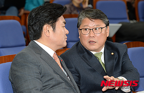 【서울=뉴시스】이종철 기자 = 16일 오전 서울 여의도 국회에서 열린 새누리당 의원총회에서 원유철 원내대표와 조원진 원내수석부대표가 의견을 나누고 있다.&nbsp; 2015.12.16 jc4321@newsis.com