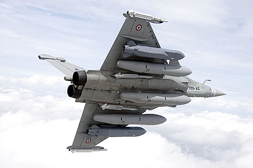 【서울=뉴시스】프랑스 국방부는 극단주의 무장단체 이슬람국가(IS)에 대한 공습에서 처음으로 크루즈 미사일을 사용했다고 15일(현지시간) 성명을 통해 밝혔다. 사진은 스칼프 크루즈 미사일을 탑재한 라팔 전투기가 시리아를 공습하는 모습. (사진출처: www.theaviationist.com) 2015.12.16