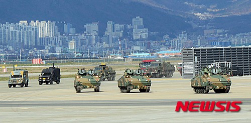 【부산=뉴시스】 하경민 기자 = 16일 오전 공군 제5공중기동비행단 김해기지 주기장에서 열린 민·관·군·경 합동 대테러 훈련에 참가한 공군 특수임무반 등이 공항순환버스를 탈취한 테러범을 진압하기 위해 출동하고 있다. 공군 5비, 경찰특공대, 공항경찰대, 한국공항공사 부산지역본부, 대한항공 항공우주사업본부 등 민·관·군·경에서 100여 명이 참여한 이날 훈련은 김해국제공항에 입국한 IS 추종 테러범들의 공항순환버스 피랍, 인질극, 폭발물 설치 등 복합적인 테러 상황을 가정해 진행됐다. 2015.12.16. yulnetphoto@newsis.com