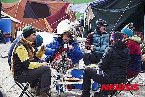 [리뷰]웃음도, 감동도 그저 무난하다…영화 '히말라야'