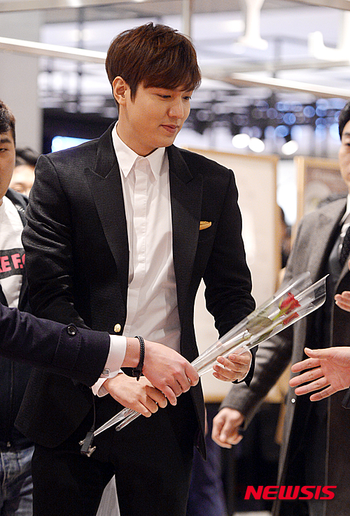 【성남=뉴시스】장세영 기자 = 배우 이민호가 16일 오후 경기도 성남시 분당구 현대백화점 판교점 이탈리안 프리미엄 식문화 공간 이탈리에서 열린 페레로 로쉐의 이탈리안 감성 크리스마스 이벤트 참석을 위해 입장하고 있다. 2015.12.16. photothink@newsis.com