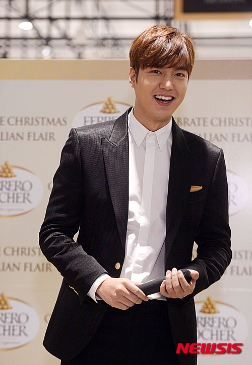 【성남=뉴시스】장세영 기자 = 배우 이민호가 16일 오후 경기도 성남시 분당구 현대백화점 판교점 이탈리안 프리미엄 식문화 공간 이탈리에서 열린 페레로 로쉐의 이탈리안 감성 크리스마스 이벤트에 참석해 팬들에게 인사하며 밝게웃고 있다. 2015.12.16. photothink@newsis.com
