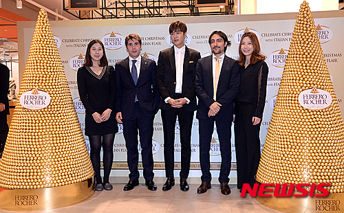 【성남=뉴시스】장세영 기자 = 배우 이민호 (가운데) 가 16일 오후 경기도 성남시 분당구 현대백화점 판교점 이탈리안 프리미엄 식문화 공간 이탈리에서 열린 페레로 로쉐의 이탈리안 감성 크리스마스 이벤트에 참석해 페레로 로쉐 관계자들과 포즈를 취하고 있다. 2015.12.16. photothink@newsis.com