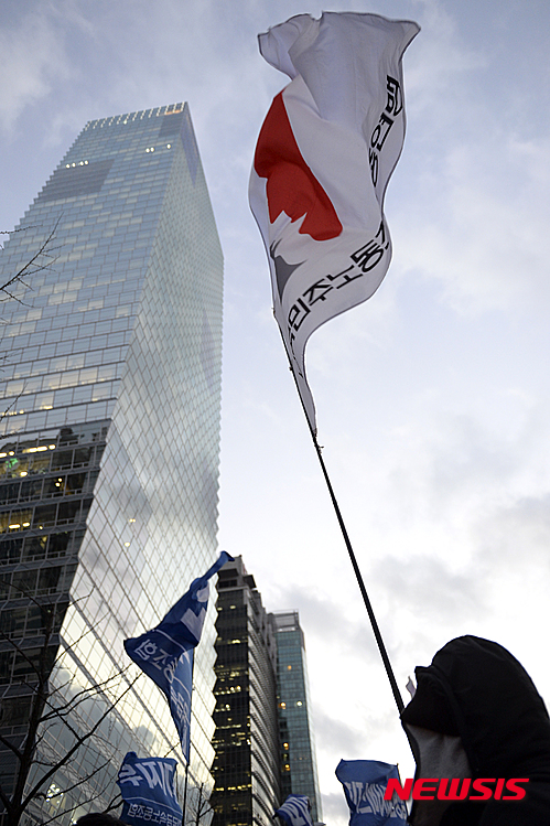 【서울=뉴시스】최진석 기자 = 민주노총 조합원들이 16일 오후 서울 영등포구 여의도 국회 앞에서 열린 '민주노총 3차 총파업 결의대회'를 마친뒤 행진해 전경련회관 앞을 지나고 있다. 이번 총파업은 서울·경기 외에도 대전, 충북, 세종충남, 전남북, 경남북 등 전국 12개 광역시도에서 동시에 진행됐다. 2015.12.16.&nbsp; myjs@newsis.com