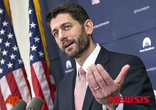 【워싱턴=AP/뉴시스】폴 라이언 미국 하원의장(공화당)이 지난달 16일(현지시간) 워싱턴D.C.의회에서 기자들과 만나 대화하고 있다. 2015.1.5. 