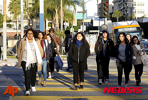 【로스앤젤레스=AP/뉴시스】16일(현지시각) 오전 미국 캘리포니아주 로스앤젤레스에서 학생들이 등교하고 있다. LA 경찰과 교육당국은 이메일을 통해 폭발물 테러와 총격 위협을 받고 지난 15일 LA 지역의 공립 학교 1000여 곳을 전면 폐쇄했다. 휴교령은 하루 만에 해제됐다. 2015.12.16.