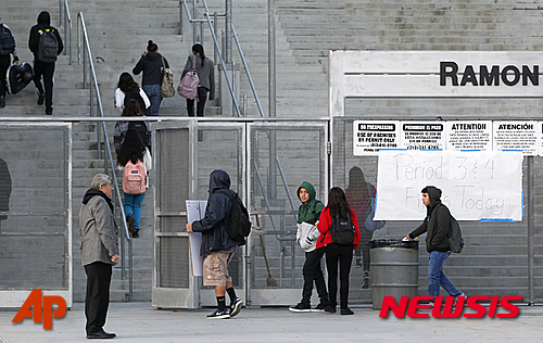 【로스앤젤레스=AP/뉴시스】16일(현지시각) 오전 미국 캘리포니아주 로스앤젤레스의 한 공립 학교 학생들이 등교하고 있다. LA 경찰과 교육당국은 이메일을 통해 폭발물 테러와 총격 위협을 받고 지난 15일 LA 지역의 공립 학교 1000여 곳을 전면 폐쇄했다. 휴교령은 하루 만에 해제됐다. 2015.12.16.