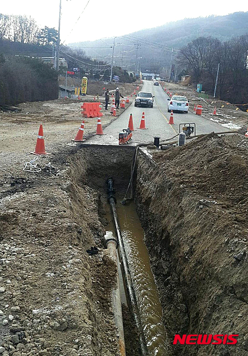 【포천=뉴시스】이종구 기자 = 경기도 포천의 한 도로공사 현장에서 새로 포장한지 한달도 안 된 도로를 오수관로 공사를 이유로 다시 파헤쳐 주민들의 화를 부르고 있다. 사진은 16일 문제의 포장도로를 굴착한 공사현장. 2015.12.17 (사진=독자제공)&nbsp; leejg@newsis.com