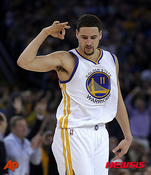 Golden State Warriors' Klay Thompson celebrates a score against the Phoenix Suns during the second half of an NBA basketball game Wednesday, Dec. 16, 2015, in Oakland, Calif. (AP Photo/Ben Margot)