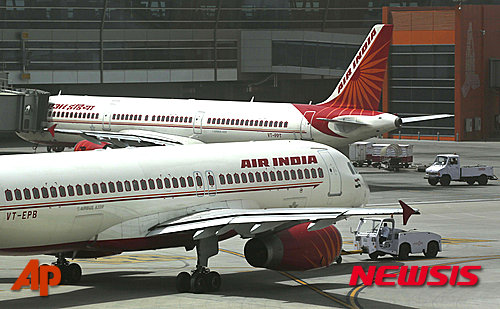 【뉴델리=AP/뉴시스】인도 뉴델리의 인디아 간디 국제공항에 정차해 있는 에어 인디아 소속 여객기들. 2015.12.17.