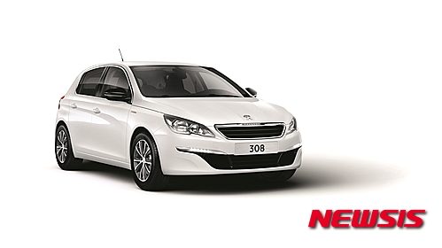 【서울=뉴시스】푸조의 한국 공식수입원인 한불모터스는 최고 수준의 연비를 보장하는 '뉴(New) 푸조 1.6 블루(Blue)HDi 연비보장' 프로모션을 실시한다고 17일 밝혔다. 이번 12월 한 달간 뉴 푸조 1.6 블루HDi 모델을 구매한 고객을 대상으로 차량 등록 후 1년 이내에 1만㎞를 주행한 누적 평균 연비가 트립 컴퓨터상 ℓ당 16.0㎞에 미치지 못하면 유류비 차액(ℓ당 1250원 기준)을 보상해주는 행사다. 2015.12.17 (사진=한불모터스 제공) photo@newsis.com