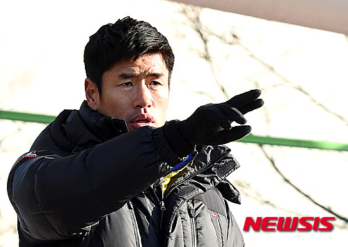 【수원=뉴시스】이정선 기자= 성균관대 설기현 축구부 감독이 17일 오후 성대 축구장에서 연습경기를 하고 있는 선수들을 지휘하고 있다. 2015,12,17&nbsp; ppljs@newsis.com