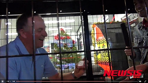 【서울=뉴시스】존 키 뉴질랜드 총리가 지난 16일 유명 라디오 채널인 '더 록(The Rock)'에서 준비한 '비누 성폭행' 농담에 웃으며 참여해 성폭행 피해자 단체 등으로부터 거센 비난을 받고 있다.사진은 더 록 라디오 프로그램에 출연해 비누를 손에 들고 성적 농담을 하는 키 총리. 2015.12.17