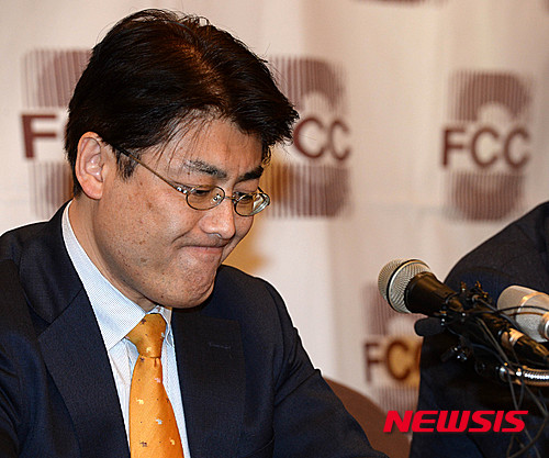 【서울=뉴시스】박주성 기자 = 가토 다쓰야 전 서울지국장이 지난 2015년 12월17일 오후 서울 중구 태평로 한국프레스센터에서 기자회견 전 생각에 잠겨 있다. 2015.12.17 park7691@newsis.com