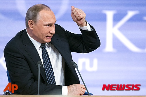 【모스크바=AP/뉴시스】블라디미르 푸틴 러시아 대통령이 17일 연말 국정 기자회견에서 제스쳐를 써가며 러시아 전투기를 격추했던 터키를 비난하고 있다. 3시간 이상 생중계로 실시되는 국정 회견 중 초기 부분이다. 2015. 17.