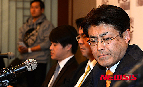 [서울=뉴시스]박주성 기자 = 세월호 참사 당일 박근혜 전 대통령 행적에 의혹을 제기해 명예훼손 혐의로 재판에 넘겨졌다가 무죄를 받았던 전 산케이 신문 서울지국장 가토 다쓰야(加藤達也)가 '일본판 중앙정보국(CIA)' 전문관에 발탁된 것으로 전해졌다. 사진은 가토 다쓰야가 2015년 12월 17일 오후 서울 중구 태평로 한국프레스센터에서 열린 기자회견에서 취재진의 질문을 들으며 생각에 잠겨 있는 모습. 2026.09.03. park7691@newsis.com