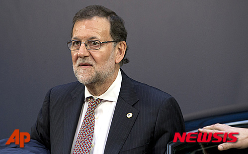 【브뤼셀=AP/뉴시스】마리아노 라호이 스페인 총리가 17일(현지시간) 벨기에 브뤼셀에서 열린 유럽연합(EU) 정상회의에 참가하고 있다. 국민당 소속인 라호이 총리는 보수 정당들과 선거연대를 고려하고 있다고 밝혔다. 2015.12.19