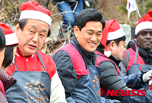 【서울=뉴시스】 배훈식 기자 = 김무성 새누리당 대표가 연탄 배달 자원봉사 중 흑인 유학생에게 인종차별적 발언을 해 물의를 빚었다. 사진은 18일 오전 서울 관악구 삼성동에서 김무성 대표가 연탄 배달 봉사를 하는 모습. 2015.12.18. dahora83@newsis.com